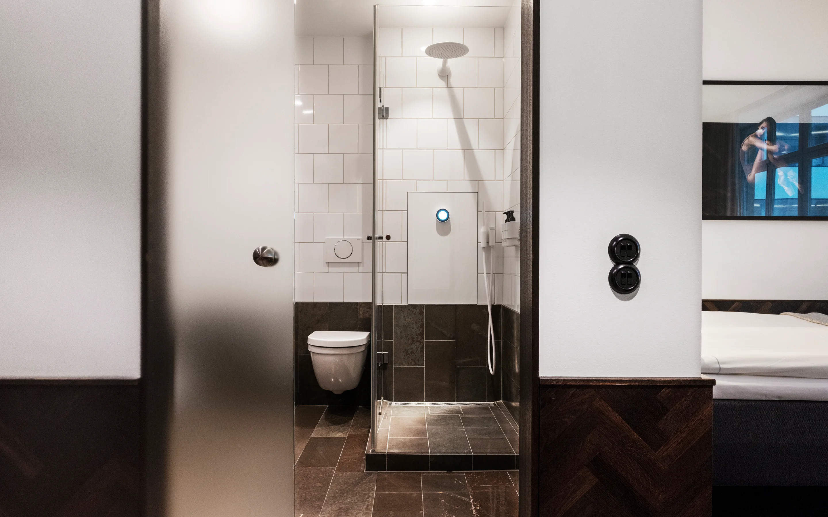 Hotellrum med säng och badrum med dusch och toalett
