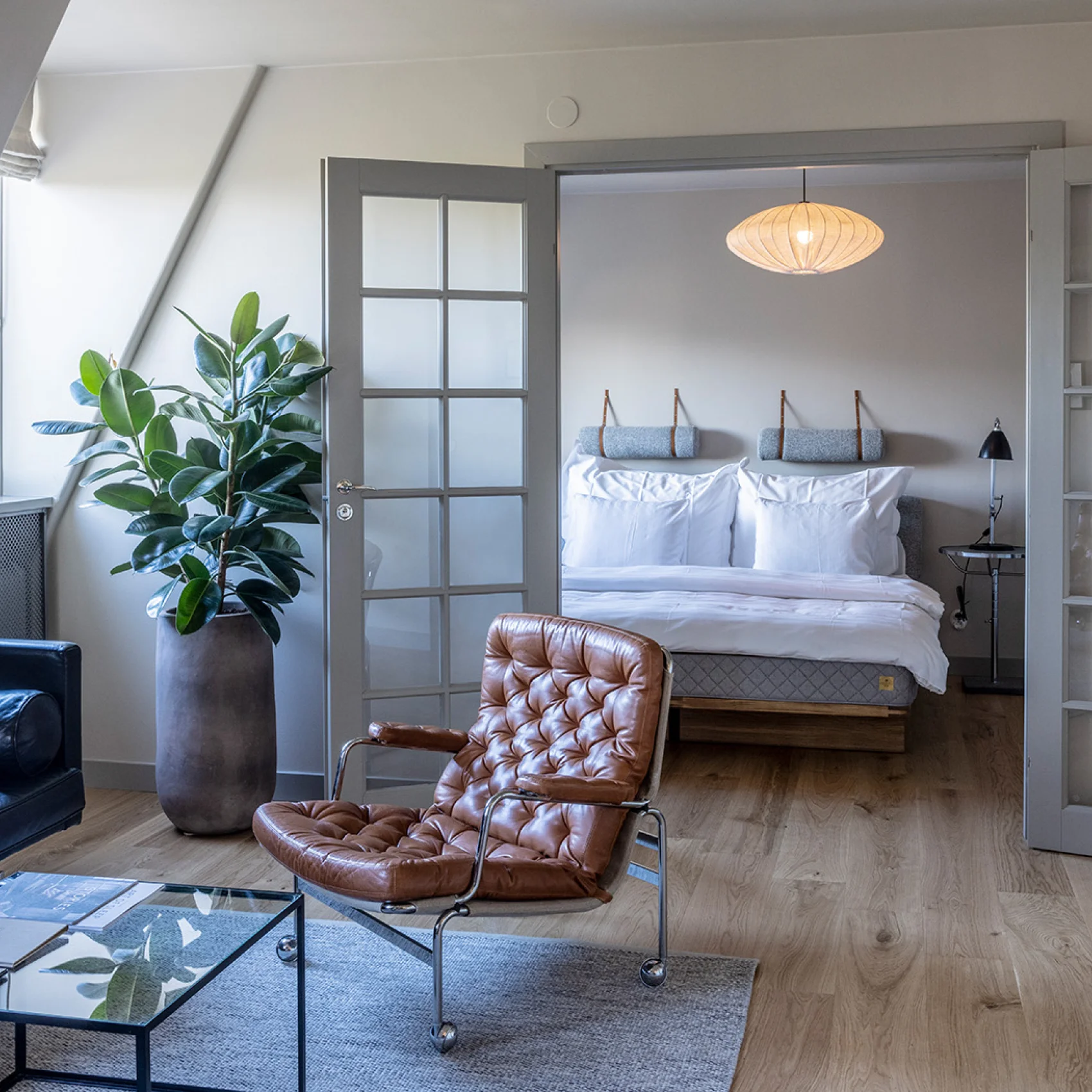 Hotellrum med fåtölj och dubbelsäng
