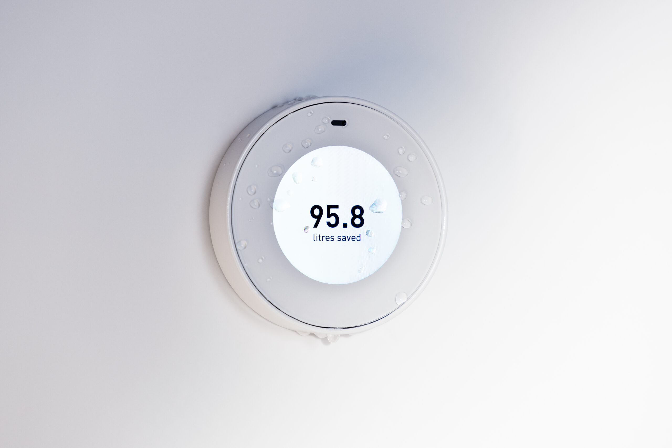 Vit Control Dial på vit vägg