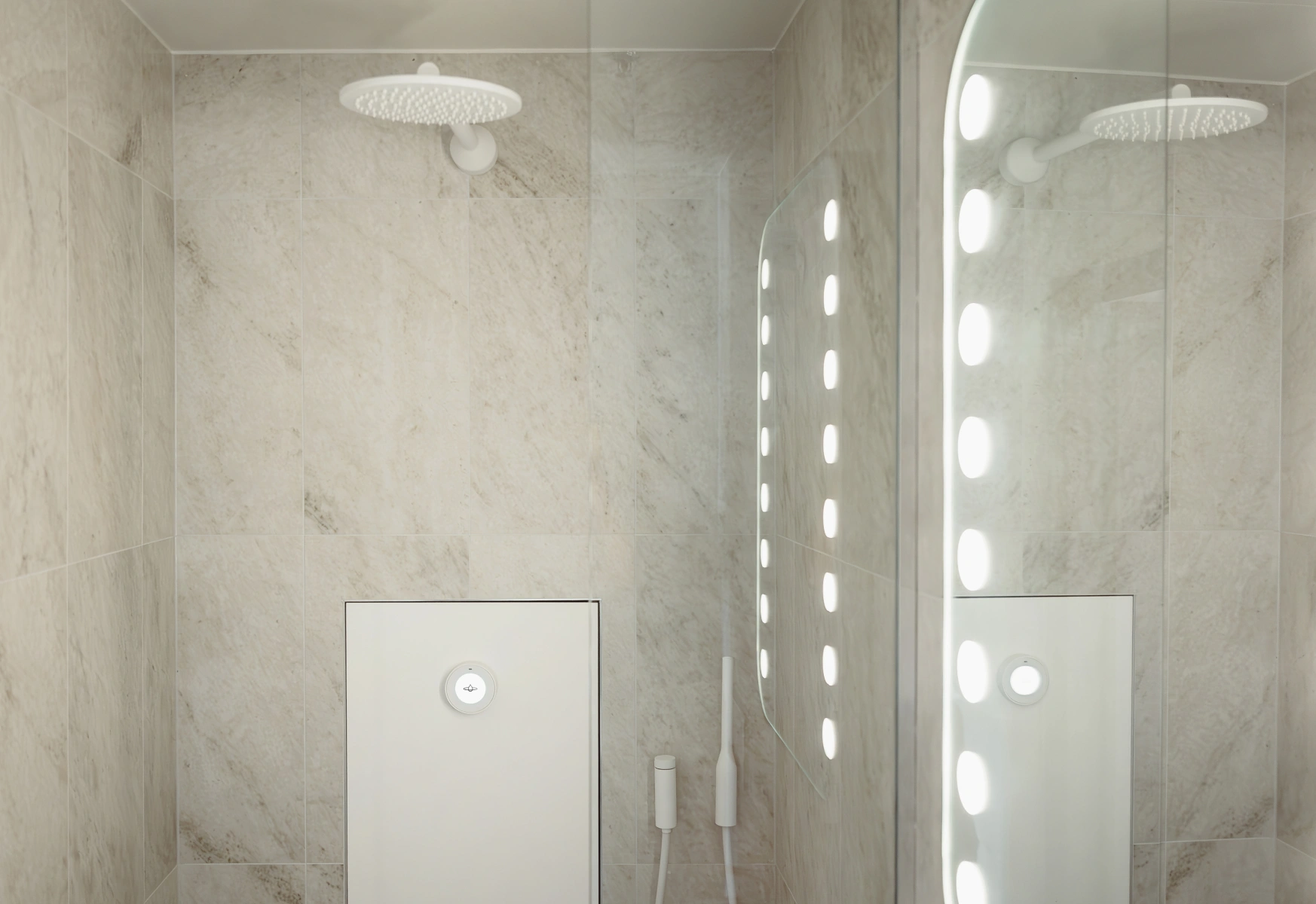Vit dusch på grå marmorvägg