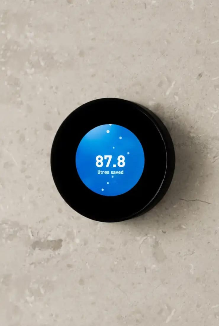 Svart Control Dial med blå skärm på beige vägg